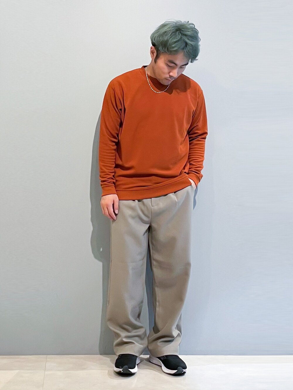 「秋服まるっと大公開、秋コーデ、カジュアルコーデ、スポーツミックス、シャツスタイル、チェック、差し色、オレンジ、ワイドパンツ、おしゃれさんと繋がりたい、いいね、save、フォローお願いします🤑、THE SHOP TK」｜「THE SHOP TK のTRオンブレーチェックレギュラーカラーシャツ（シャツ/ブラウス、ブルー系）」を使った、KAIさん（メンズ・163cm）の秋コーディネートの4枚目の写真
