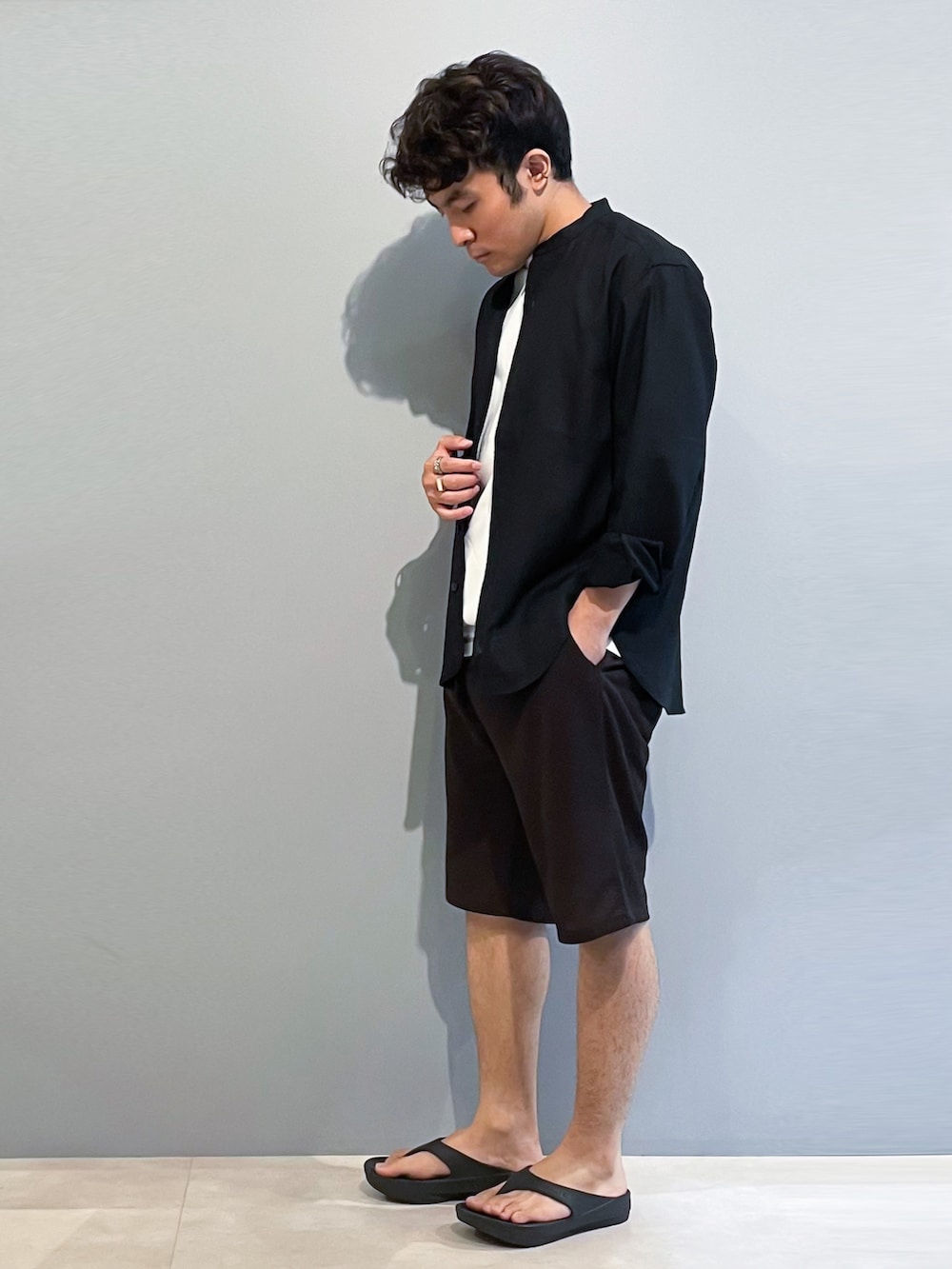 「シンプル、黒、リネン、雨の日コーデ、黒シャツ、ショートパンツ、カジュアル、大人カジュアル、休日スタイル、おしゃれさんと繋がりたい、いいね、save、フォローお願いします🤑、THESHOPTK」|「THE SHOP TK の【シワになりにくい】ベルギーリネン混バンドカラーシャツ(シャツ/ブラウス、ブラック系)」を使った、KAIさん(メンズ・163cm)の夏コーディネートの2枚目の写真