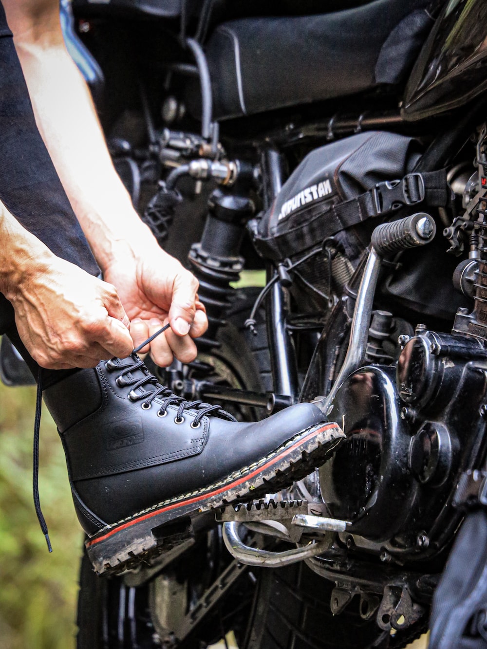 ブラック系のTシャツ/カットソー、グリーン系のマウンテンパーカー、ブラック系のスウェットパンツを着用したメンズの秋コーディネートの4枚目の写真