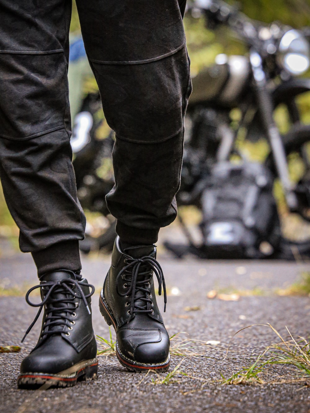 ブラック系のTシャツ/カットソー、グリーン系のマウンテンパーカー、ブラック系のスウェットパンツを着用したメンズの秋コーディネートの3枚目の写真