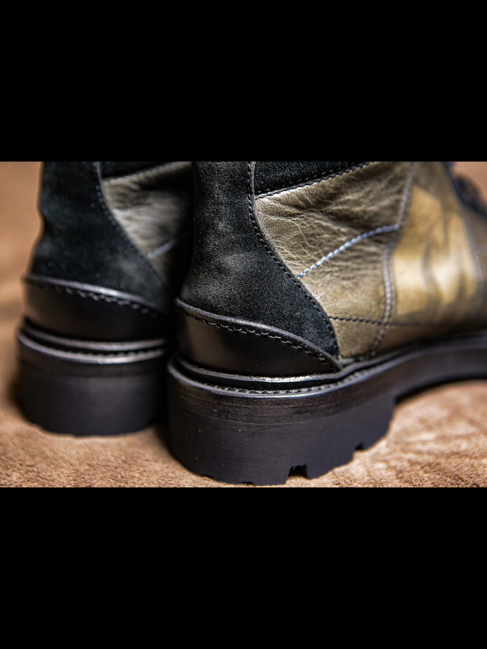 ブルー系のパーカー、ブラック系のライダースジャケット、グリーン系のカーゴパンツを着用したメンズの冬コーディネートの5枚目の写真