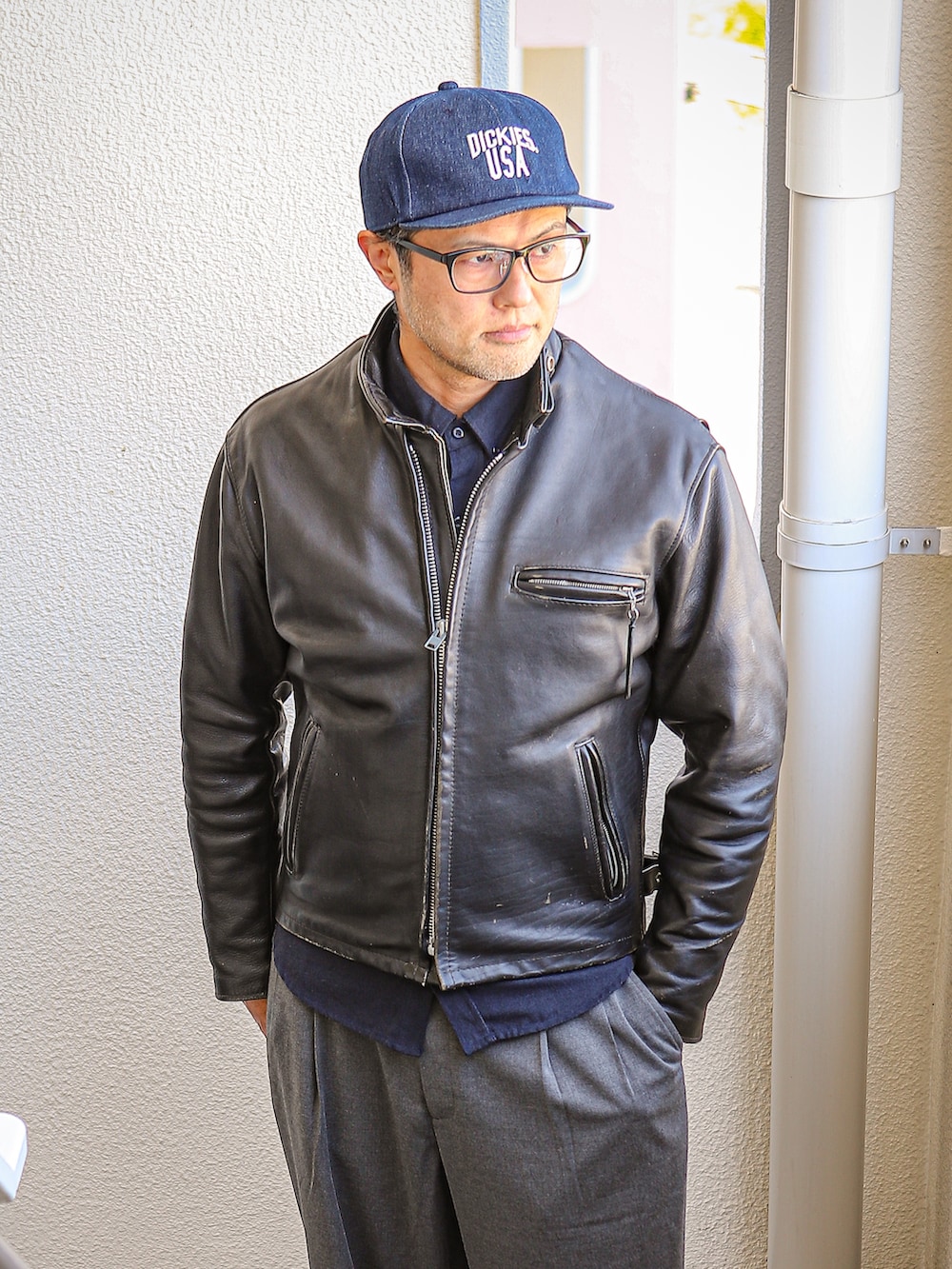 ブルー系のシャツ/ブラウス、ブラック系のライダースジャケット、グレー系のスラックスを着用したメンズの春コーディネートの2枚目の写真