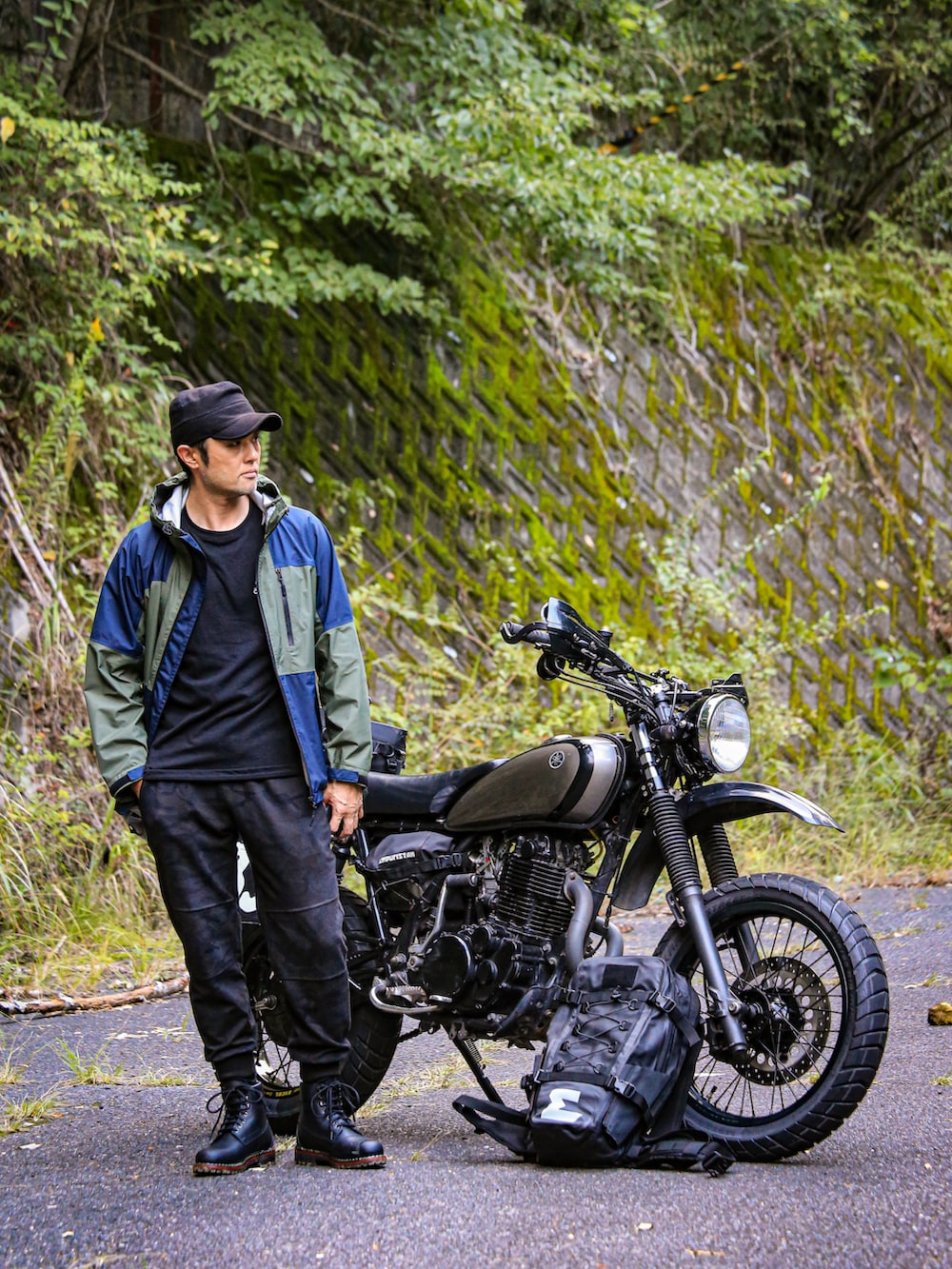 ブラック系のTシャツ/カットソー、グリーン系のマウンテンパーカー、ブラック系のスウェットパンツを着用したメンズの秋コーディネートの2枚目の写真