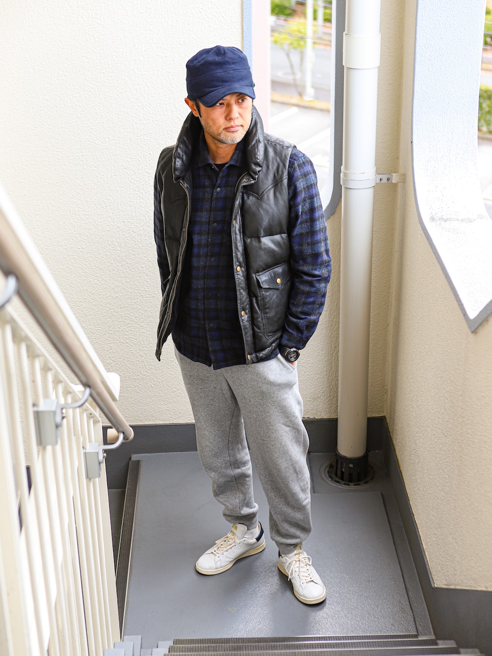 「ダウンベスト、レザーダウンベスト、nisushotel、graniph、ネルシャツ、シャツジャケット、UNIQLO、スウェットパンツ、スウェット、スニーカー、レザースニーカー、白スニーカー、adidas、シンプル、ラフ」｜「NISUS HOTELのNISUS HOTEL レザーダウンベスト size:L（ダウンベスト、ブラック系）」を使った、KOHEI さん（メンズ・180cm）の冬コーディネートの2枚目の写真