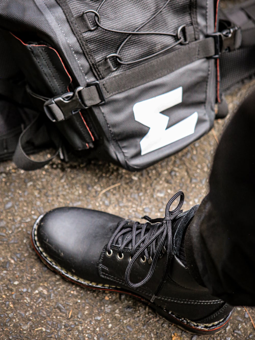 ブラック系のTシャツ/カットソー、グリーン系のマウンテンパーカー、ブラック系のスウェットパンツを着用したメンズの秋コーディネートの5枚目の写真