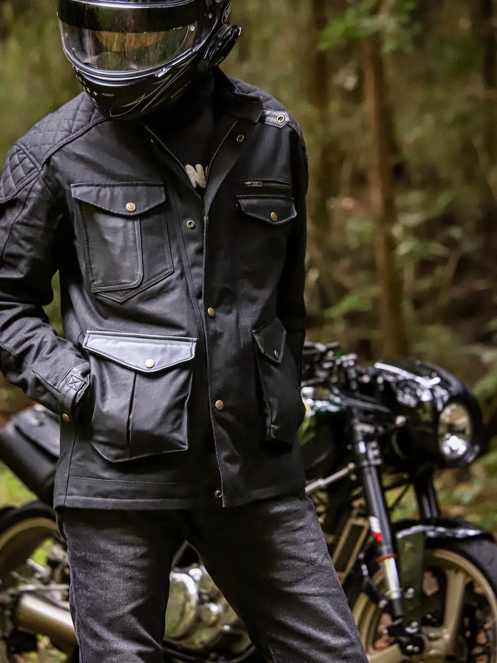 「バイク、バイクスタイル、ミリタリージャケット、ライディングジャケット、AGE OF GLORY、GAERNE、ブーツ、デニムパンツ、PMJ、ジャペックスイメージクリエーター、JAPEX、ワックスドコットン、オールブラック、オールブラックコーデ」｜「AGE OF GLORYのAGE OF GLORY ミッション ブラック size:L（ライダースジャケット、ブラック系）」を使った、KOHEI さん（メンズ・180cm）の秋コーディネートの2枚目の写真