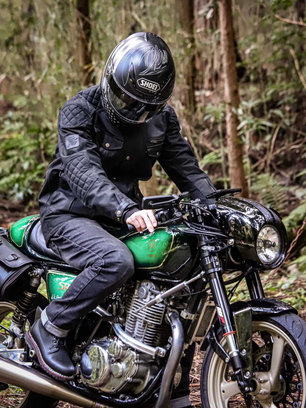 「バイク、バイクスタイル、ミリタリージャケット、ライディングジャケット、AGE OF GLORY、GAERNE、ブーツ、デニムパンツ、PMJ、ジャペックスイメージクリエーター、JAPEX、ワックスドコットン、オールブラック、オールブラックコーデ」｜「AGE OF GLORYのAGE OF GLORY ミッション ブラック size:L（ライダースジャケット、ブラック系）」を使った、KOHEI さん（メンズ・180cm）の秋コーディネートの3枚目の写真