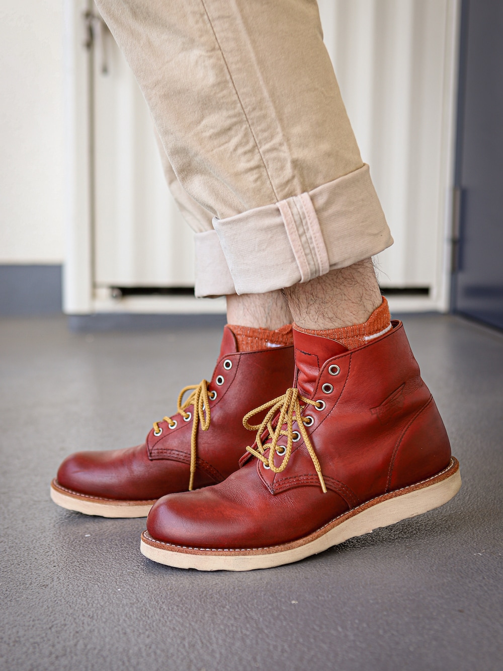 ホワイト系のTシャツ/カットソー、ベージュ系のカーゴパンツ、ブラウン系のブーツを着用したメンズの夏コーディネートの2枚目の写真