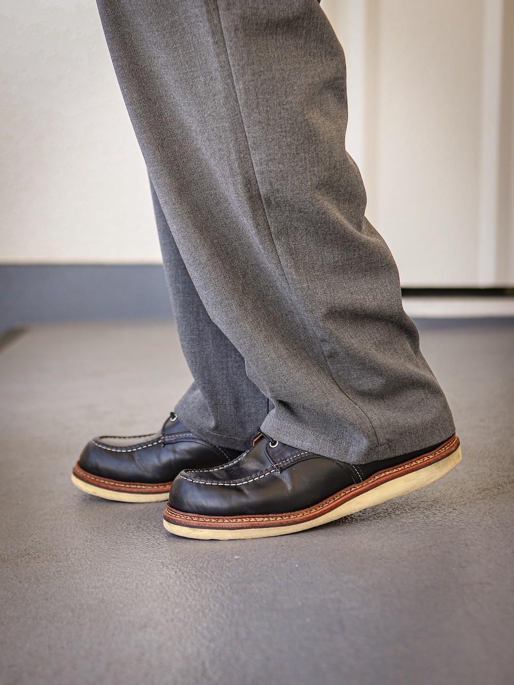 ブルー系のシャツ/ブラウス、ブラック系のライダースジャケット、グレー系のスラックスを着用したメンズの春コーディネートの3枚目の写真