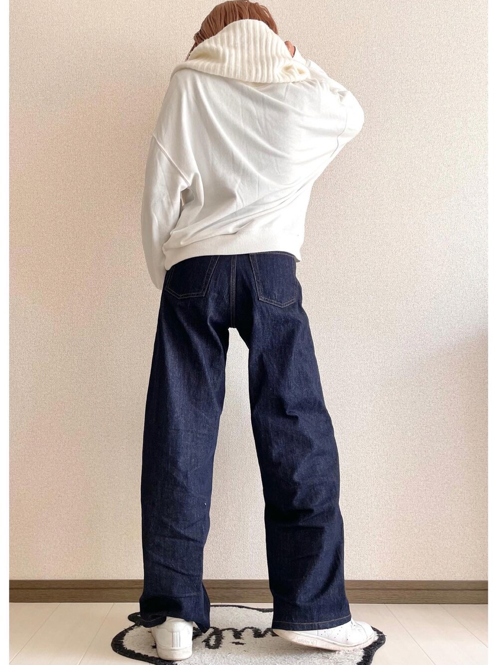 ホワイト系のスウェット、ブルー系のデニムパンツ、ホワイト系のスニーカーを着用したレディースの冬コーディネートの2枚目の写真