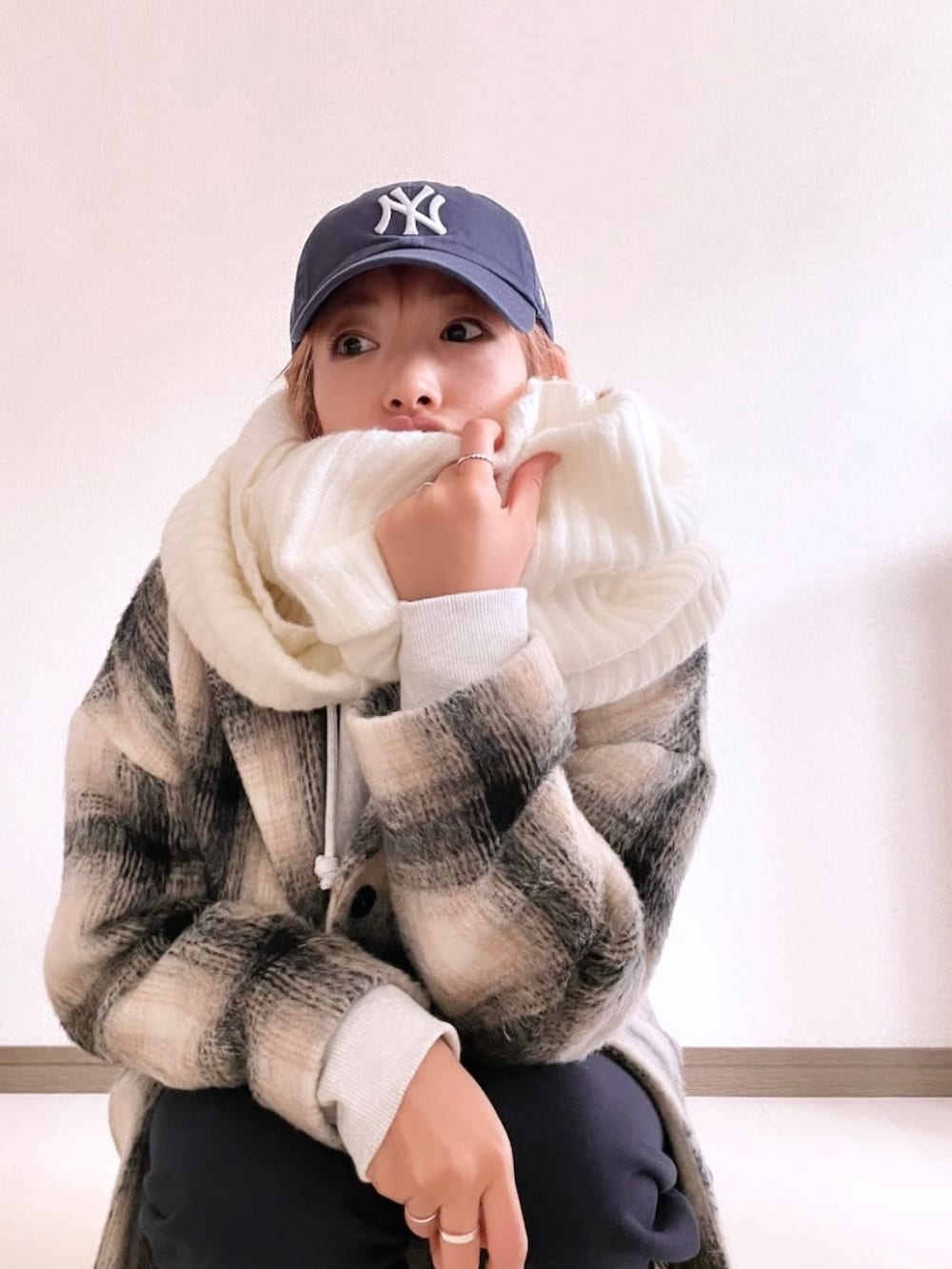 ブルー系のスウェットパンツ、グレー系のパーカー、ホワイト系のスニーカーを着用したレディースの冬コーディネートの3枚目の写真