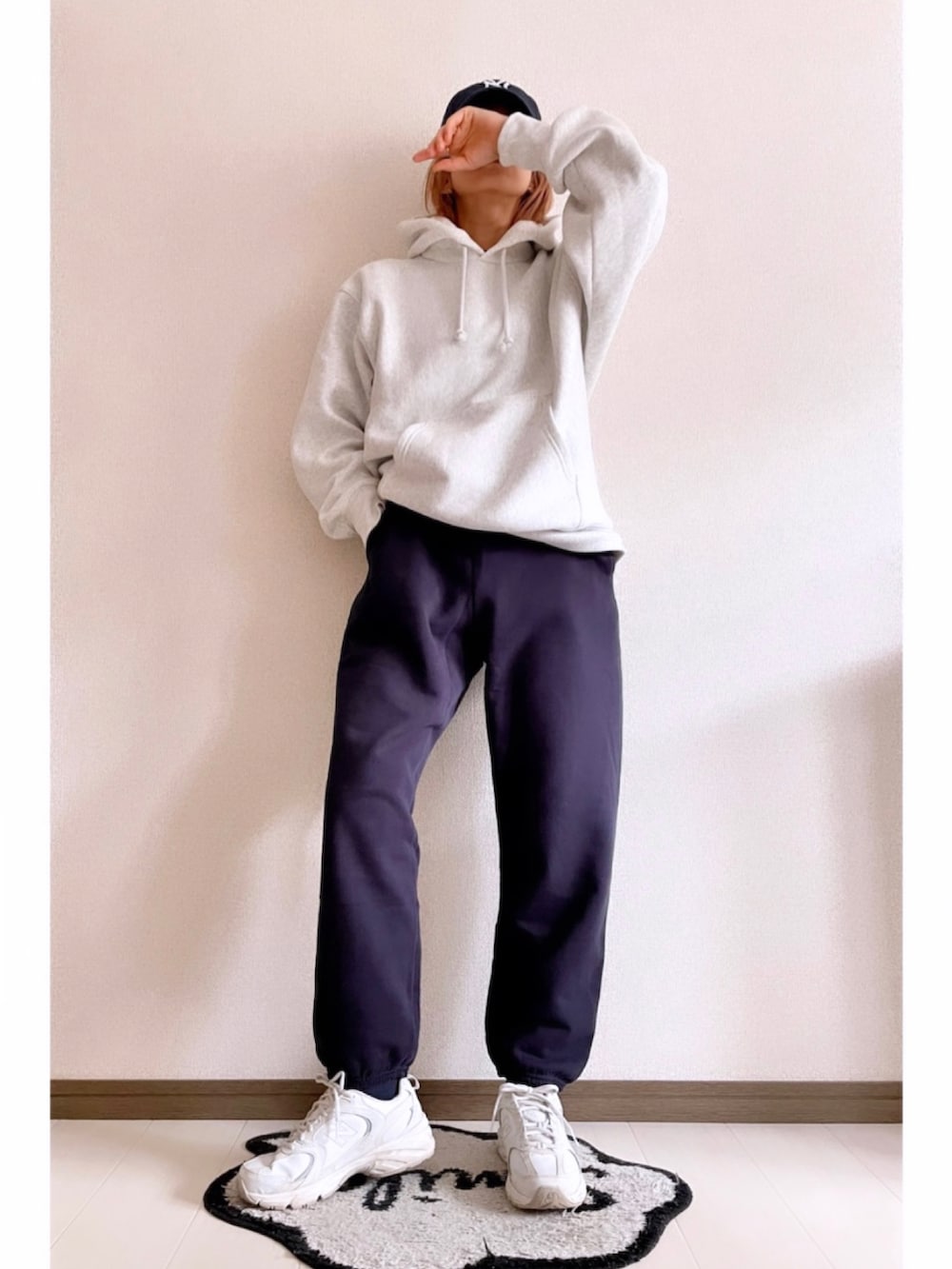 ブルー系のスウェットパンツ、グレー系のパーカー、ホワイト系のスニーカーを着用したレディースの冬コーディネートの2枚目の写真