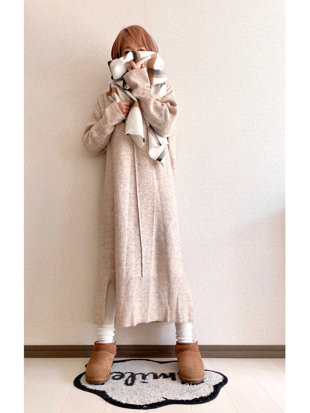 ホワイト系のダウンジャケット/コート、ベージュ系のワンピース、その他のマフラーを着用したレディースの冬コーディネートの2枚目の写真