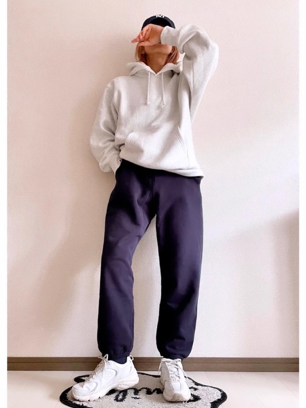 ブルー系のスウェットパンツ、グレー系のパーカー、ホワイト系のスニーカーを着用したレディースの冬コーディネートの2枚目の写真