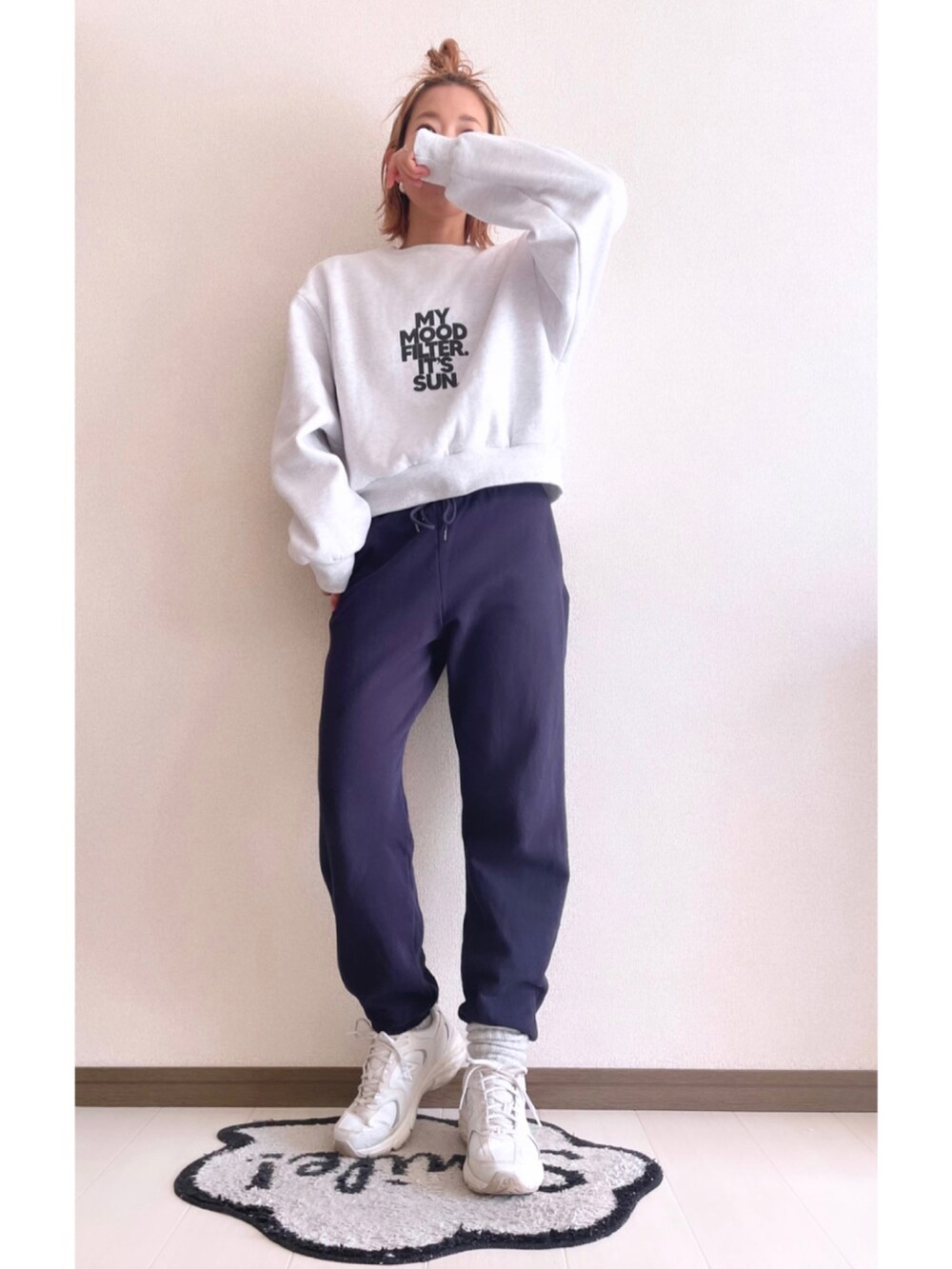 グレー系のスウェット、ブルー系のスウェットパンツ、ホワイト系のスニーカーを着用したレディースの冬コーディネートの2枚目の写真