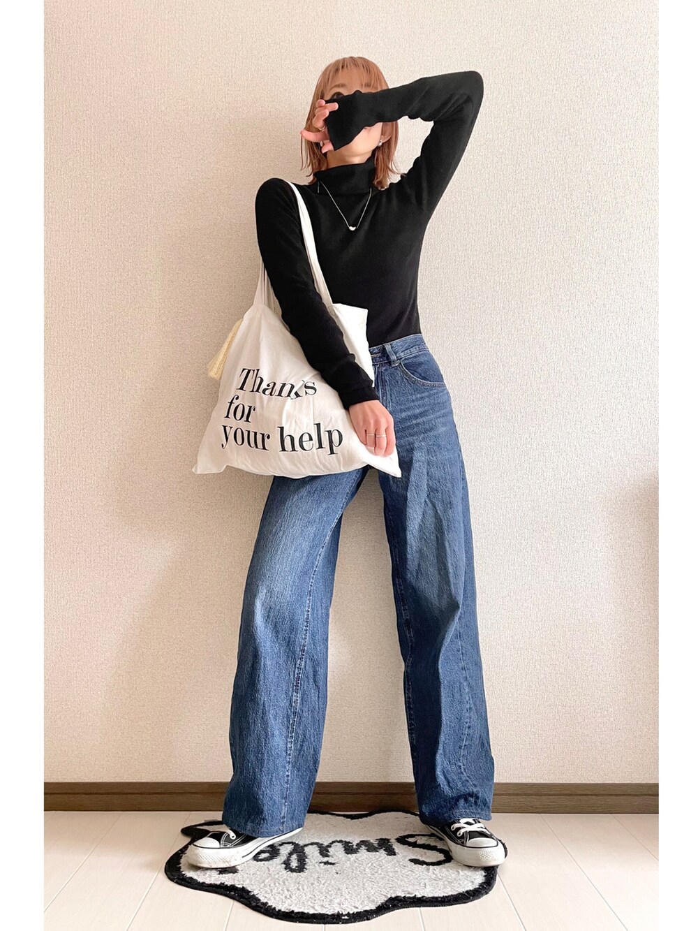 ブルー系のデニムパンツを着用したレディースの冬コーディネートの2枚目の写真