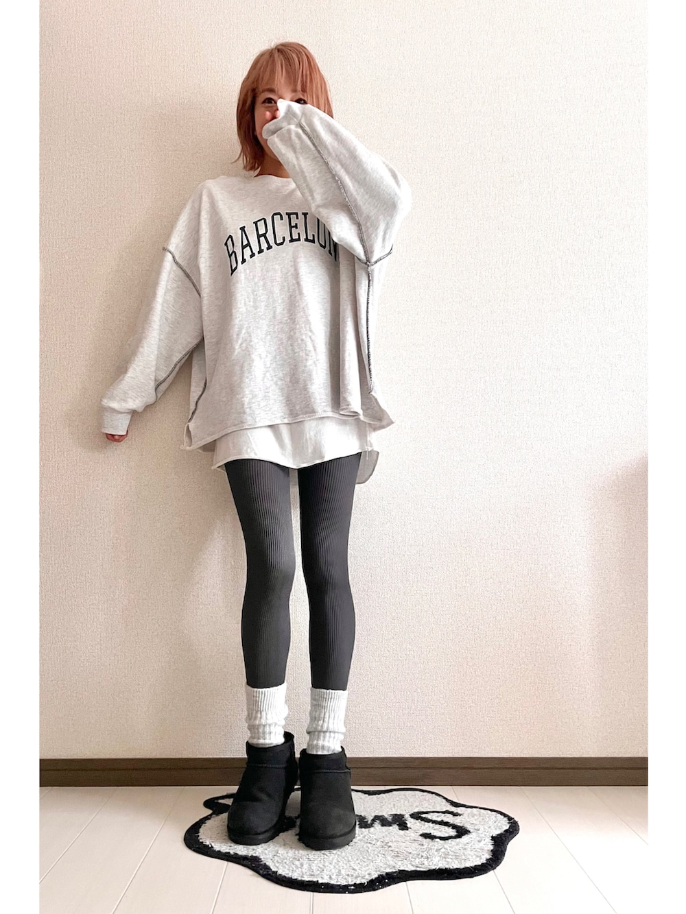 グレー系のスウェット、ブラック系のダウンジャケット/コートを着用したレディースの冬コーディネートの2枚目の写真