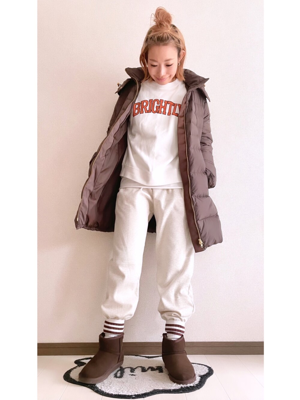 ベージュ系のスウェットパンツ、ホワイト系のスウェット、ブラウン系のブーツを着用したレディースの冬コーディネートの4枚目の写真