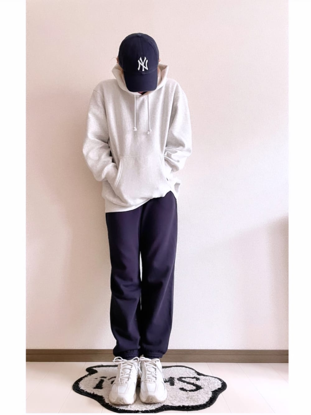 ブルー系のスウェットパンツ、グレー系のパーカー、ホワイト系のスニーカーを着用したレディースの冬コーディネートの4枚目の写真