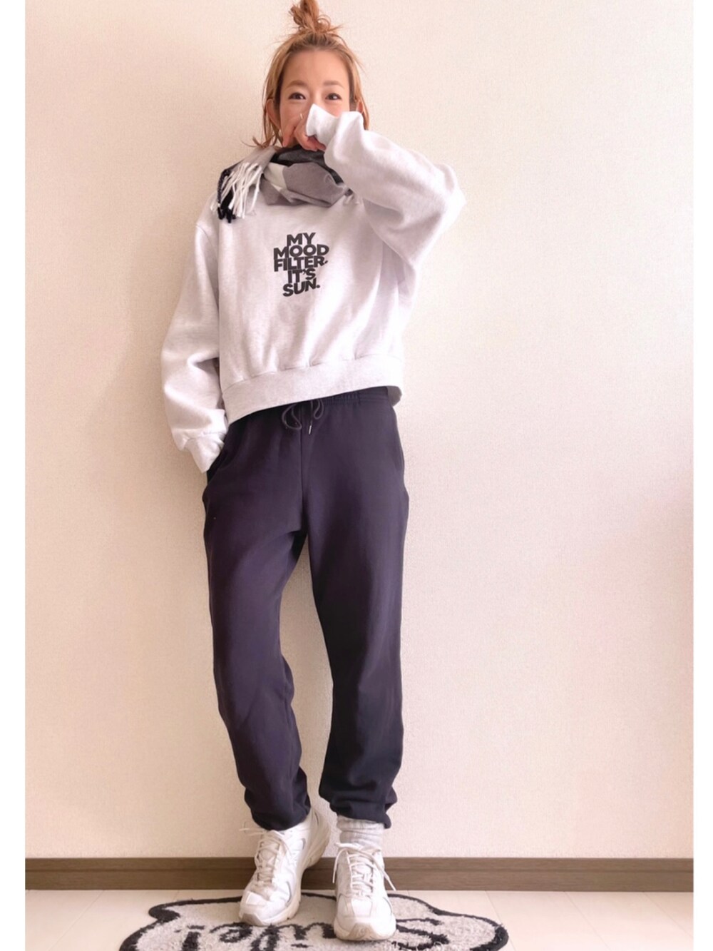 グレー系のスウェット、ブルー系のスウェットパンツ、ホワイト系のスニーカーを着用したレディースの冬コーディネートの3枚目の写真