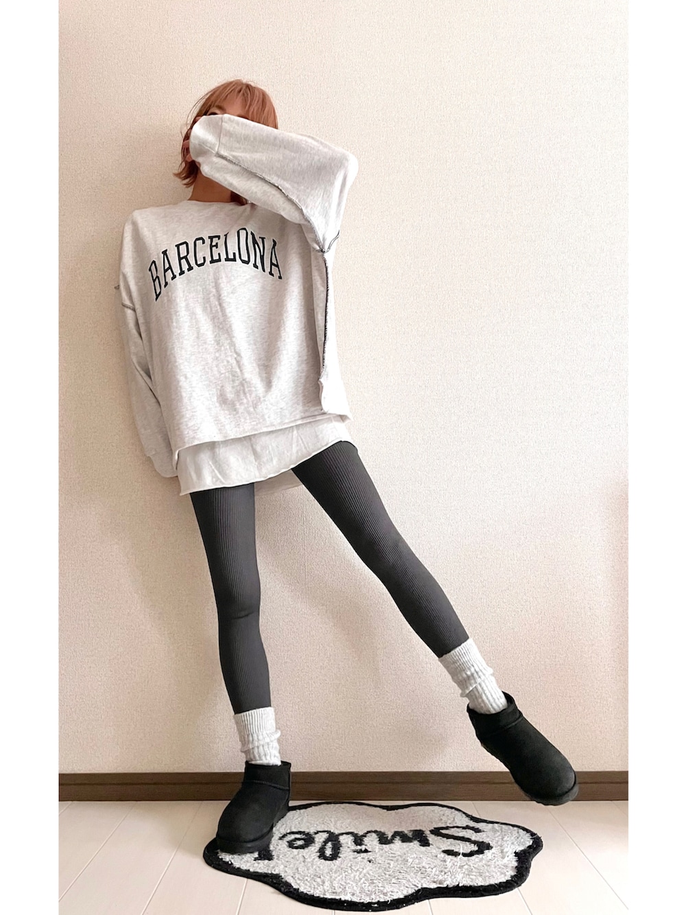 グレー系のスウェット、ブラック系のダウンジャケット/コートを着用したレディースの冬コーディネートの3枚目の写真