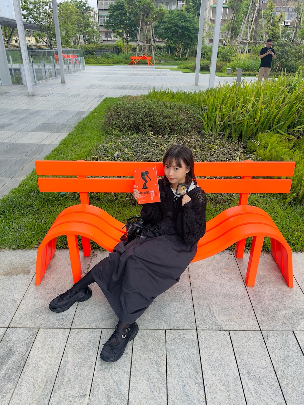 ブラック系のカーディガン/ボレロ、グレー系のワンピース、ブラック系のスニーカーを着用したレディースの夏コーディネートの2枚目の写真