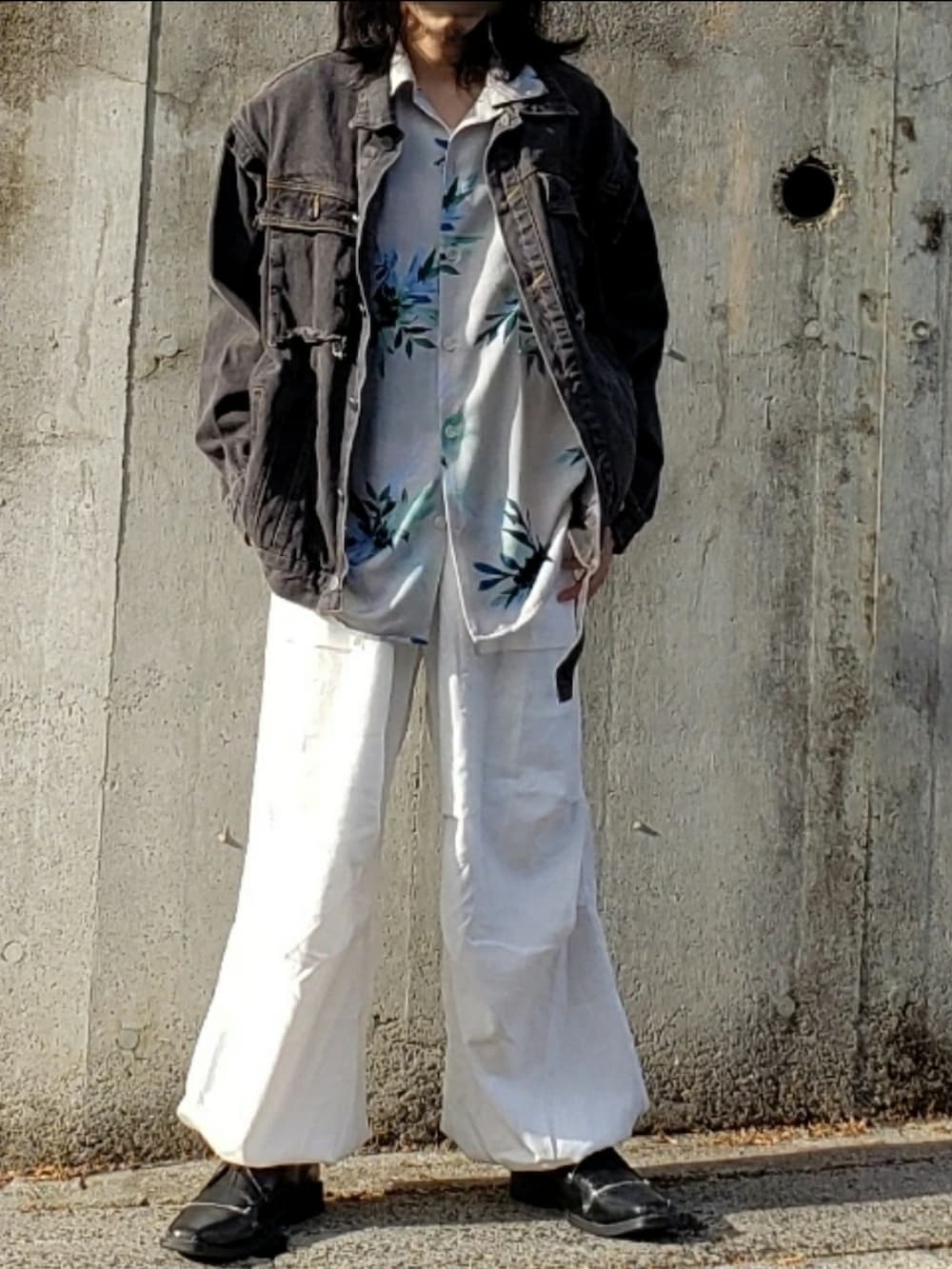 ブラック系のデニムジャケット、ホワイト系のシャツ/ブラウス、ホワイト系のカーゴパンツを着用したメンズの秋コーディネートの5枚目の写真