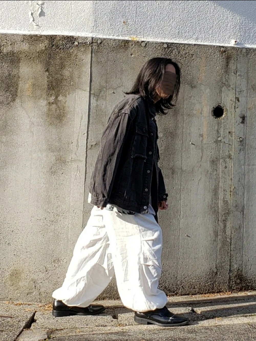 ブラック系のデニムジャケット、ホワイト系のシャツ/ブラウス、ホワイト系のカーゴパンツを着用したメンズの秋コーディネートの4枚目の写真