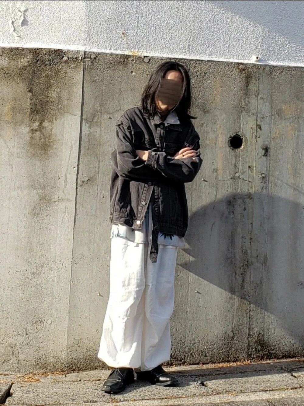 ブラック系のデニムジャケット、ホワイト系のシャツ/ブラウス、ホワイト系のカーゴパンツを着用したメンズの秋コーディネートの2枚目の写真