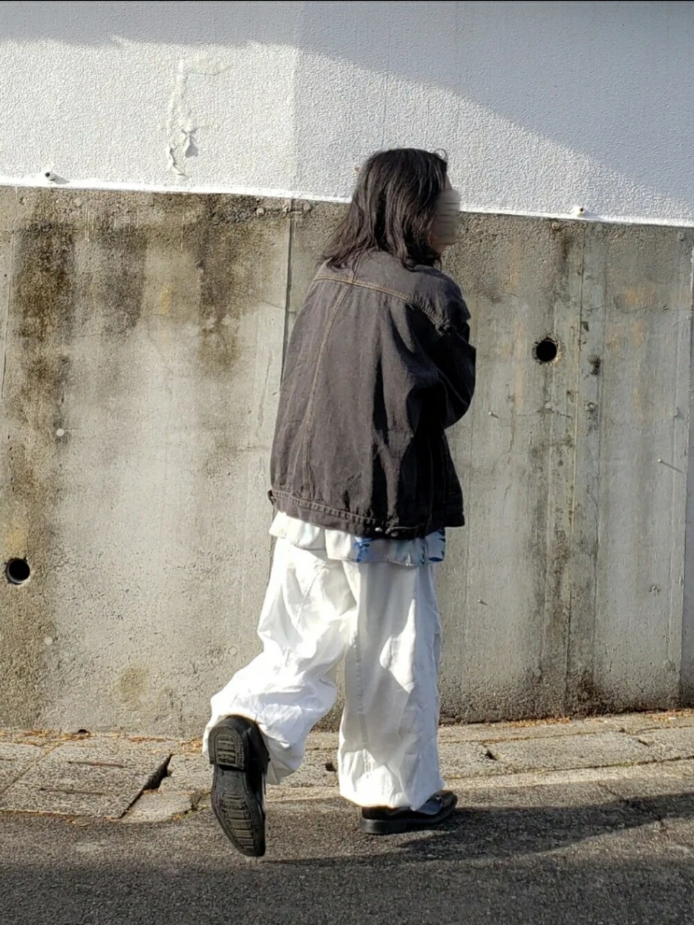 ブラック系のデニムジャケット、ホワイト系のシャツ/ブラウス、ホワイト系のカーゴパンツを着用したメンズの秋コーディネートの3枚目の写真