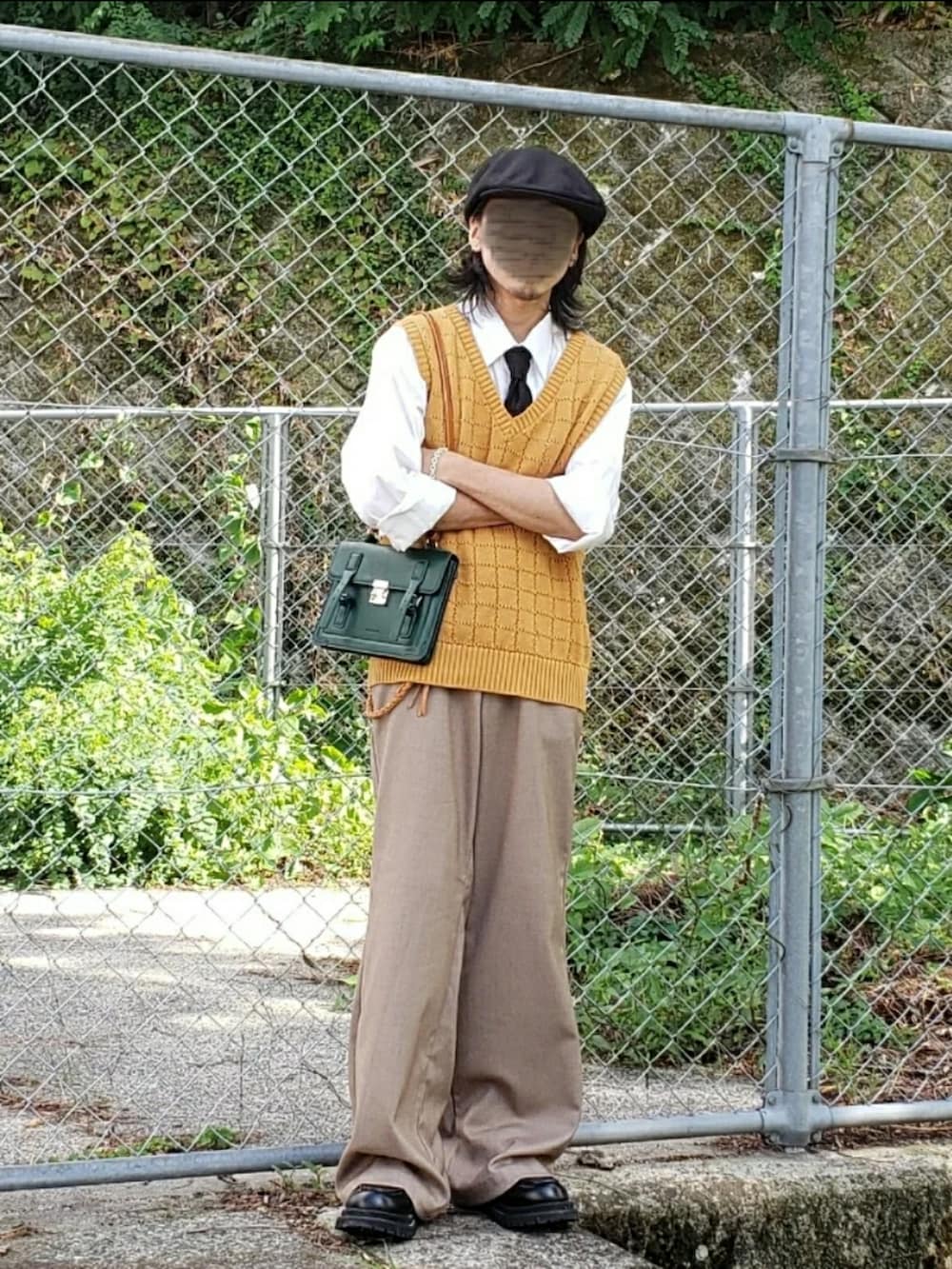 「雨の日コーデ、きれいめカジュアル、カフェ、instagram、今日のコーデ、お洒落さんとつながりたい、ネクタイ、いいね、save、フォローお願いします🤑、低身長コーデ、おでかけコーデ、ラフコーデ、大人カジュアル、ゆるコーデ、大人コーデ、タックイン」｜「UNNAMEDHEADWEARのアイテム（ハンチング/ベレー帽、ブラック系）」を使った、jerkybobさん（メンズ・165cm）の春コーディネートの3枚目の写真