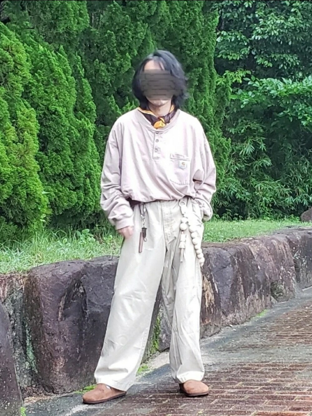 ベージュ系のポロシャツ、ベージュ系のチノパンツ、ブラウン系のシューズを着用したメンズの春コーディネートの3枚目の写真