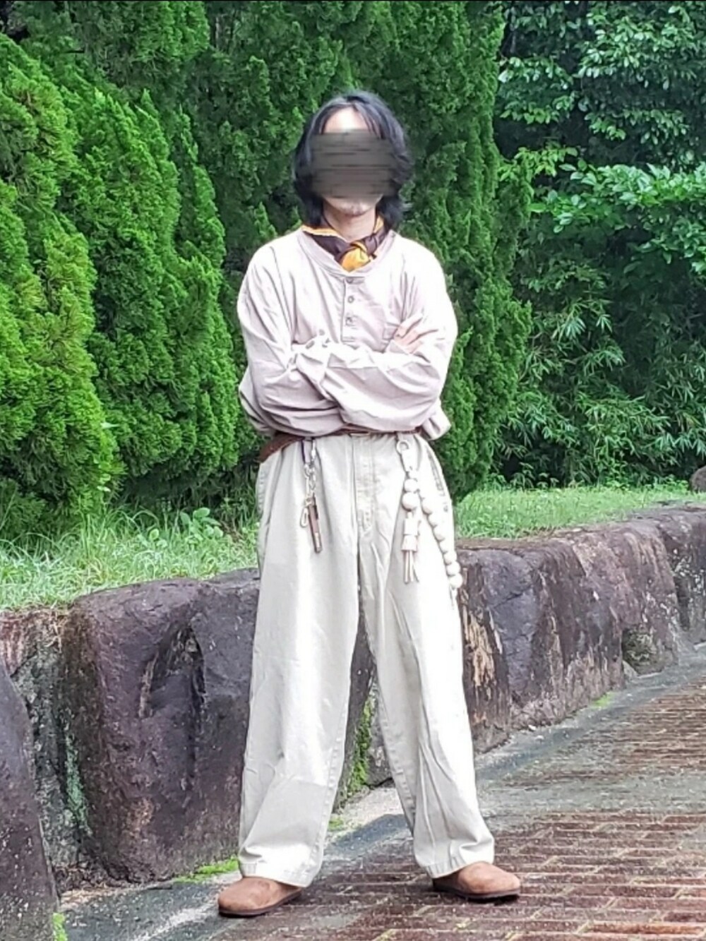 ベージュ系のポロシャツ、ベージュ系のチノパンツ、ブラウン系のシューズを着用したメンズの春コーディネートの2枚目の写真