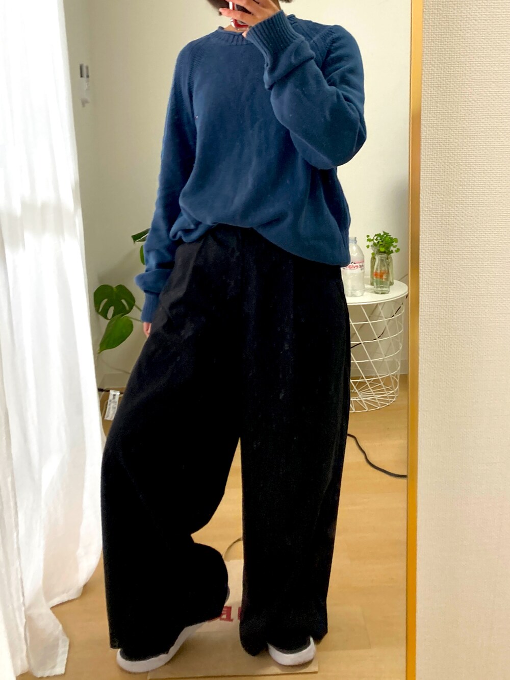 ブルー系のニット/セーター、ブラック系のスリッポンを着用したレディースの冬コーディネートの3枚目の写真