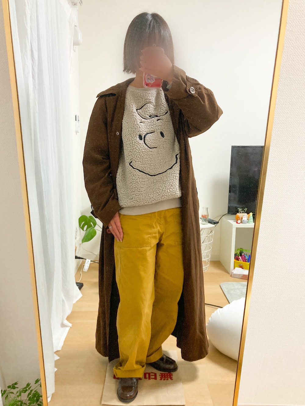 グリーン系のその他パンツ、ブラウン系のローファー、ブラウン系のジャケット/アウターを着用したレディースの冬コーディネートの2枚目の写真