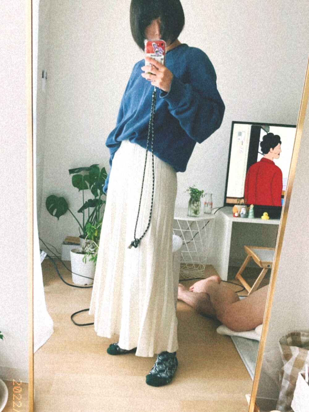 ブラウン系のローファー、ホワイト系のパンツ、ブルー系のニット/セーターを着用したレディースの冬コーディネートの2枚目の写真