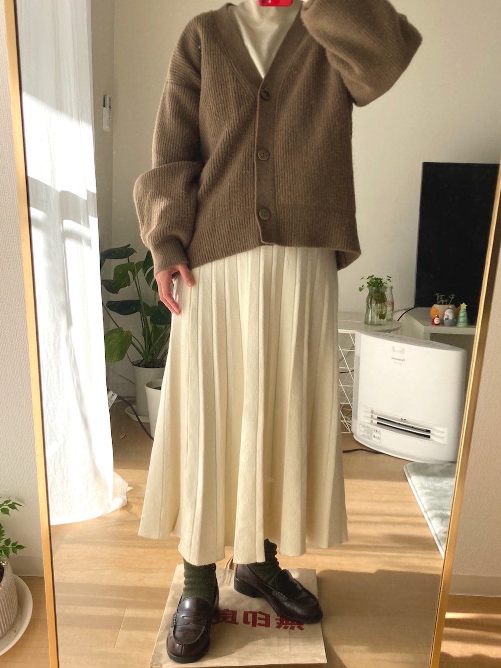 ベージュ系のTシャツ/カットソー、ブラウン系のローファー、ブラウン系のトップスを着用したレディースの冬コーディネートの2枚目の写真