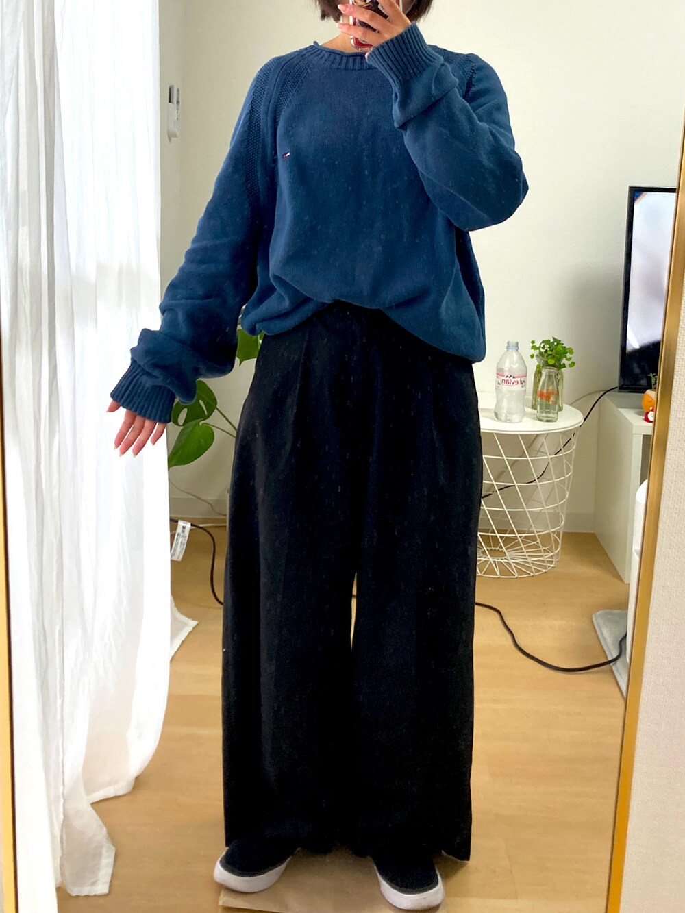 ブルー系のニット/セーター、ブラック系のスリッポンを着用したレディースの冬コーディネートの2枚目の写真