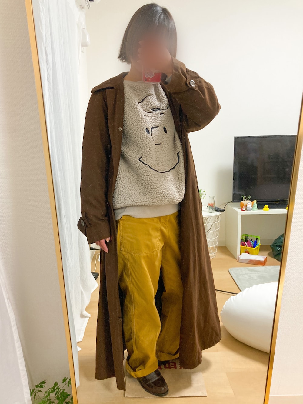 グリーン系のその他パンツ、ブラウン系のローファー、ブラウン系のジャケット/アウターを着用したレディースの冬コーディネートの3枚目の写真