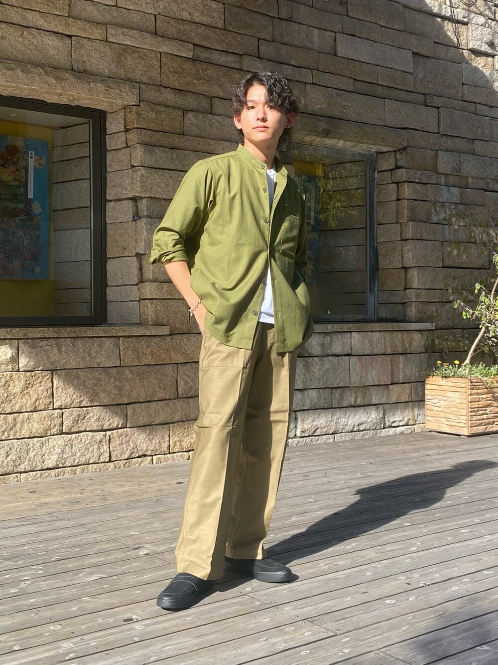 グリーン系のシャツ/ブラウス、グリーン系のその他パンツ、ブラック系のローファーを着用したメンズの秋コーディネートの3枚目の写真