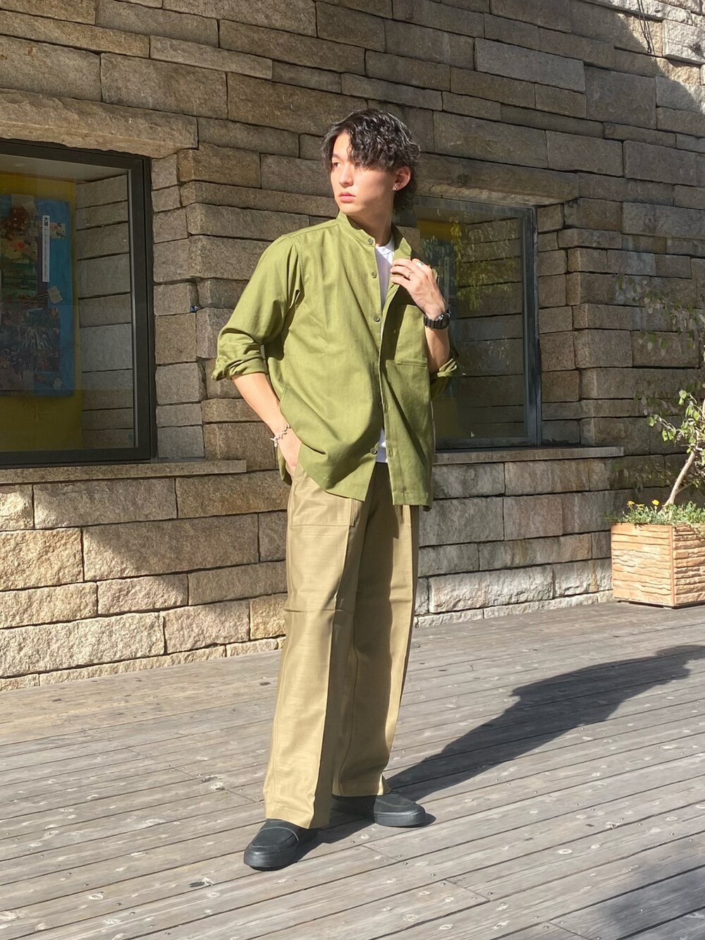 グリーン系のシャツ/ブラウス、グリーン系のその他パンツ、ブラック系のローファーを着用したメンズの秋コーディネートの2枚目の写真