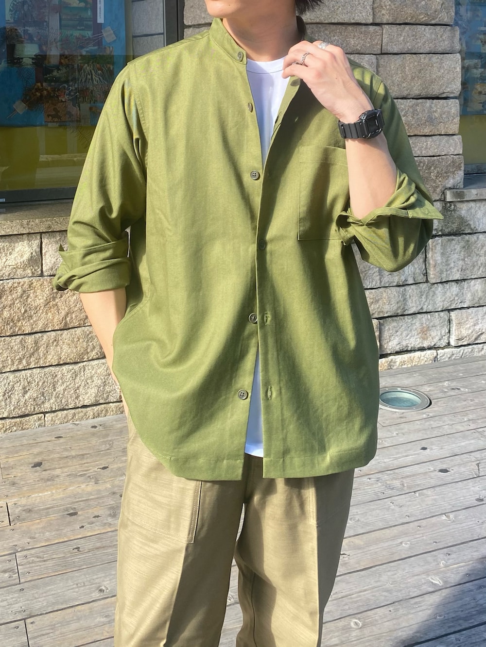 グリーン系のシャツ/ブラウス、グリーン系のその他パンツ、ブラック系のローファーを着用したメンズの秋コーディネートの4枚目の写真