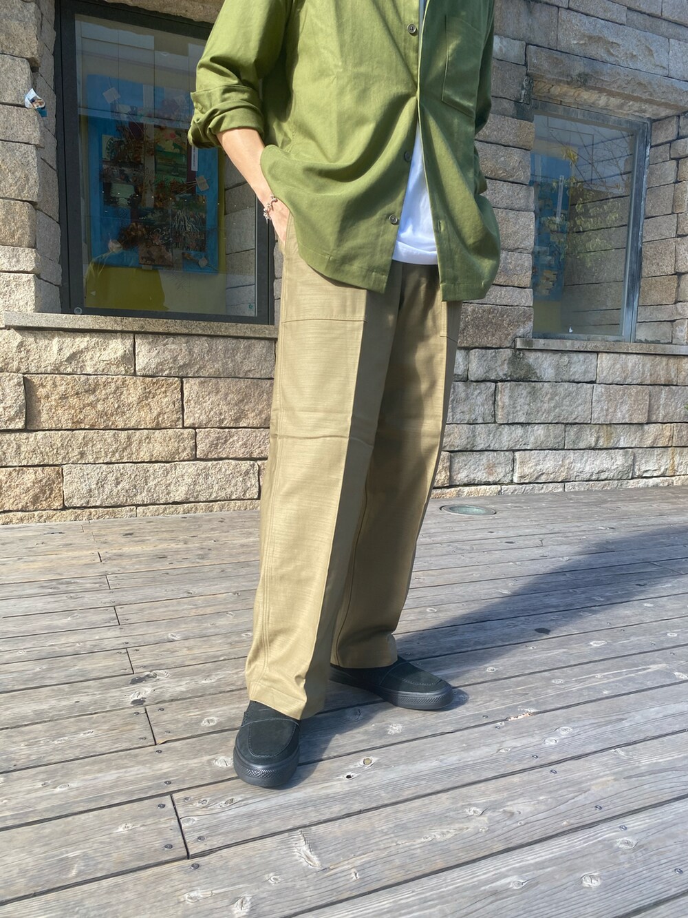 グリーン系のシャツ/ブラウス、グリーン系のその他パンツ、ブラック系のローファーを着用したメンズの秋コーディネートの5枚目の写真