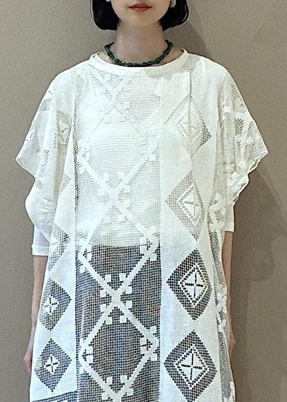 ホワイト系のTシャツ/カットソー、ベージュ系のその他パンツ、グリーン系のパンプスを着用したレディースの春コーディネートの4枚目の写真