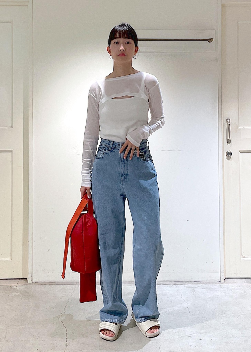 ホワイト系のタンクトップ、ホワイト系のTシャツ/カットソー、レッド系のショルダーバッグを着用したレディースの夏コーディネートの2枚目の写真