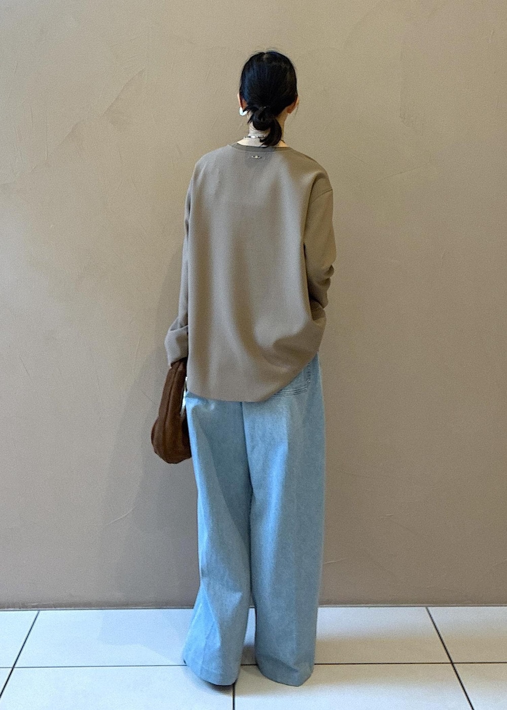 ブラウン系のハンドバッグ、ベージュ系のシャツ/ブラウス、ブラック系のその他シューズを着用したレディースの秋コーディネートの6枚目の写真