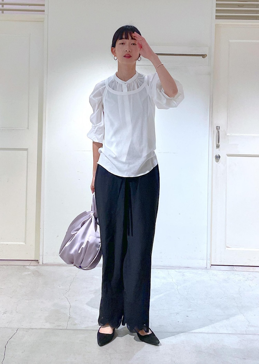 ホワイト系のシャツ/ブラウス、ブラック系のその他パンツ、ホワイト系のTシャツ/カットソーを着用したレディースの冬コーディネートの2枚目の写真