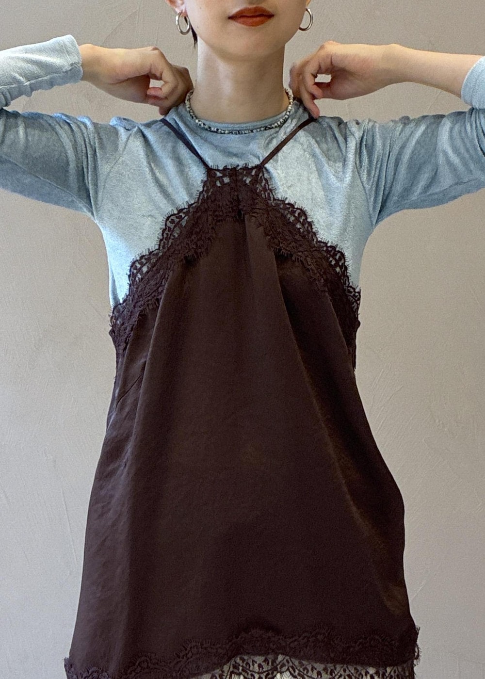 ホワイト系のその他パンツ、ブラウン系のキャミソール、ブラウン系のハンドバッグを着用したレディースの秋コーディネートの9枚目の写真