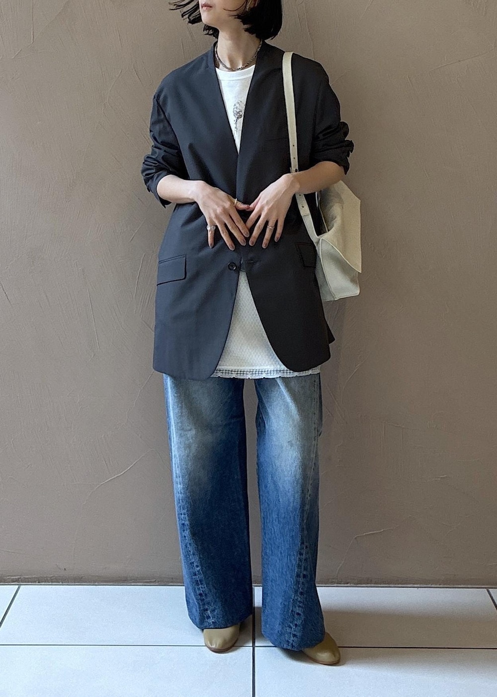 ホワイト系のその他パンツ、ホワイト系のTシャツ/カットソー、ベージュ系のパンプスを着用したレディースの春コーディネートの3枚目の写真