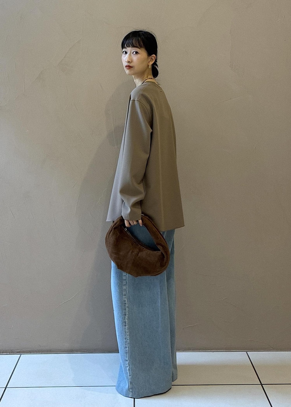 ブラウン系のハンドバッグ、ベージュ系のシャツ/ブラウス、ブラック系のその他シューズを着用したレディースの秋コーディネートの3枚目の写真